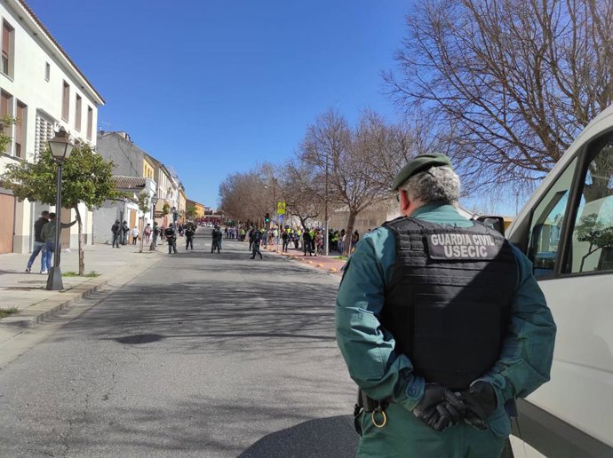 Dispositivo de seguridad en el Paseo de la Ribera de Córdoba tras los altercados con agricultores y ganaderos.