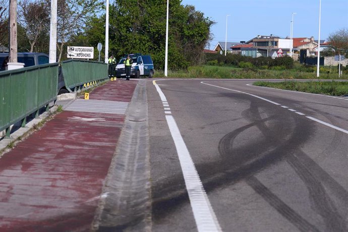 Archivo - Dos agentes de la Guardia Civil investigan en el lugar de los hechos, a 5 de abril de 2023, en Suesa, Ribamontán al Mar, Cantabria (España). 