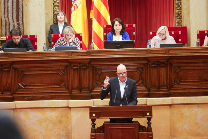 El conseller de Acción Climática de la Generalitat, David Mascort, en el pleno del Parlament
