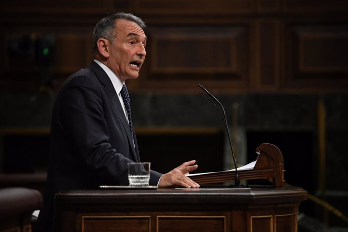 El portavoz parlamentario de IU y diputado de Sumar, Enrique Santiago, interviene durante una sesión plenaria, en el Congreso de los Diputados, a 20 de febrero de 2024, en Madrid (España).