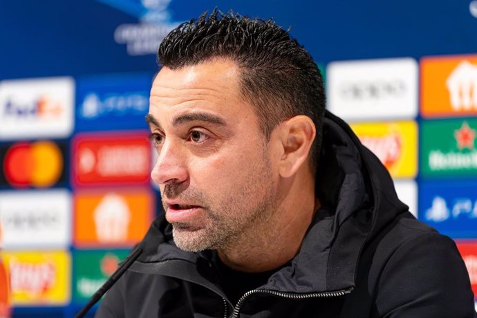 Archivo - El entrenador del FC Barcelona, Xavi Hernández, en rueda de prensa de la Liga de Campeones