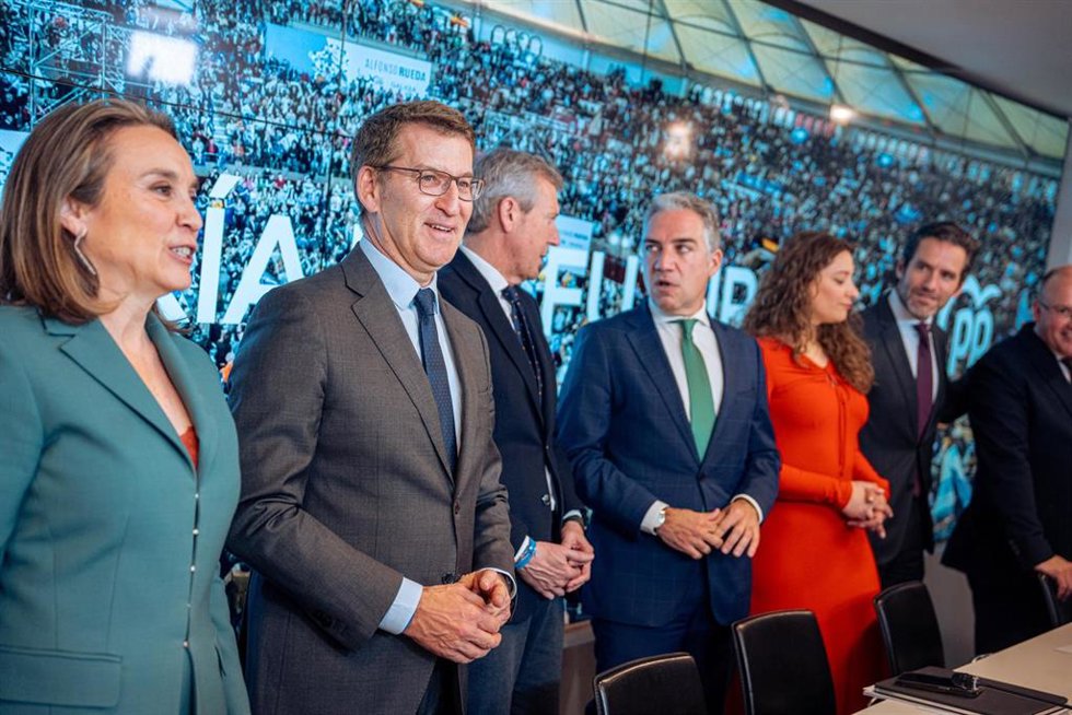 La secretaria general del Partido Popular, Cuca Gamarra (1i); el presidente del PP, Alberto Núñez Feijóo (2i); el presidente de la Xunta en funciones y líder del PPdeG, Alfonso Rueda (3i); el coordinador general del PP, Elías Bendodo (3d), y el portavoz