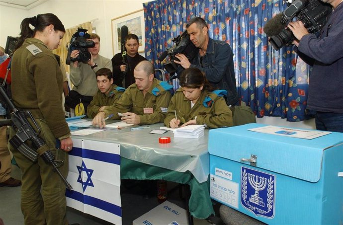 Archivo - Jan. 26, 2003 - U.S. - KRT WORLD NEWS STORY SLUGGED: ISRAEL-ELECTION KRT PHOTOGRAPH BY NATI SHOHAT/FLASH 90 (January 26) Gush Etzion, West bank -- An Israeli soldier checks in at a polling station on an army base in Gush Etzion, West Bank on Sun