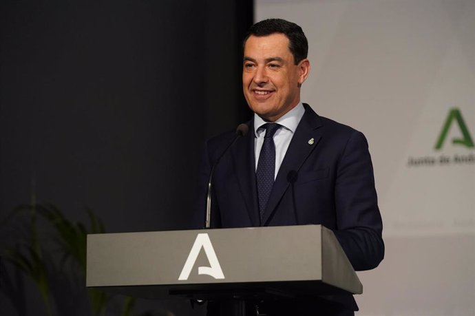 El presidente del Gobierno andaluz, Juanma Moreno, en el acto de toma de posesión del rector de la UMA, Teodomiro López.