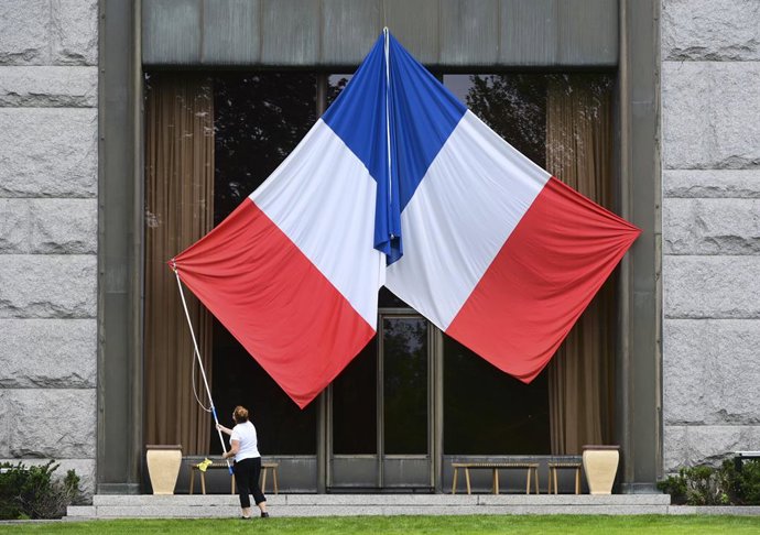 Archivo - 13 July 2021, Canada, Ottawa: A worker adjusts a huge national flag of France at the French Embassy as part of the Preparations for the Bastille Day which is celebrated on 14 July each year. Photo: Sean Kilpatrick/The Canadian Press via ZUMA/dpa