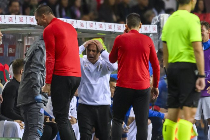 Archivo - 13 October 2023, Portugal, Porto: Slovak coach Francesco Calzona reacts form the touchline during the UEFA Euro 2024 Qualifying Group J soccer match between Portugal and Slovakia at Estadio do Dragao Stadium. Photo: Jaroslav Novák/TASR/dpa