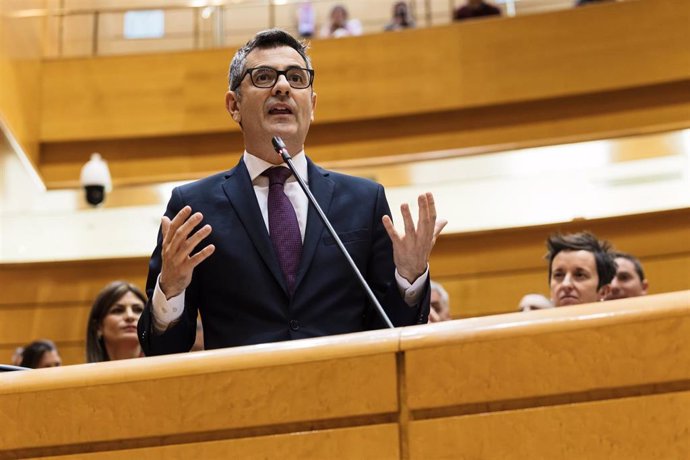 El ministro de Presidencia, Justicia y Relaciones con las Cortes, Félix Bolaños, interviene durante una sesión plenaria en el Senado, a 20 de febrero de 2024, en Madrid (España). 
