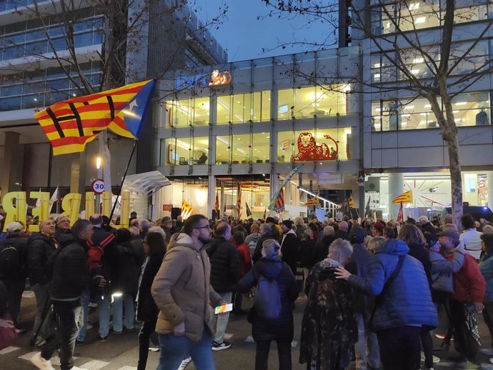 Manifestantes piden la libertad de Julian Assange en Barcelona