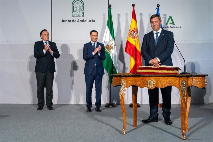 El nuevo rector de la Universidad de Málaga, Juan Teodomiro López Navarrete tras su toma de posesión del cargo en un acto con el presidente de la Junta de Andalucía, Juanma Moreno, en San Telmo.