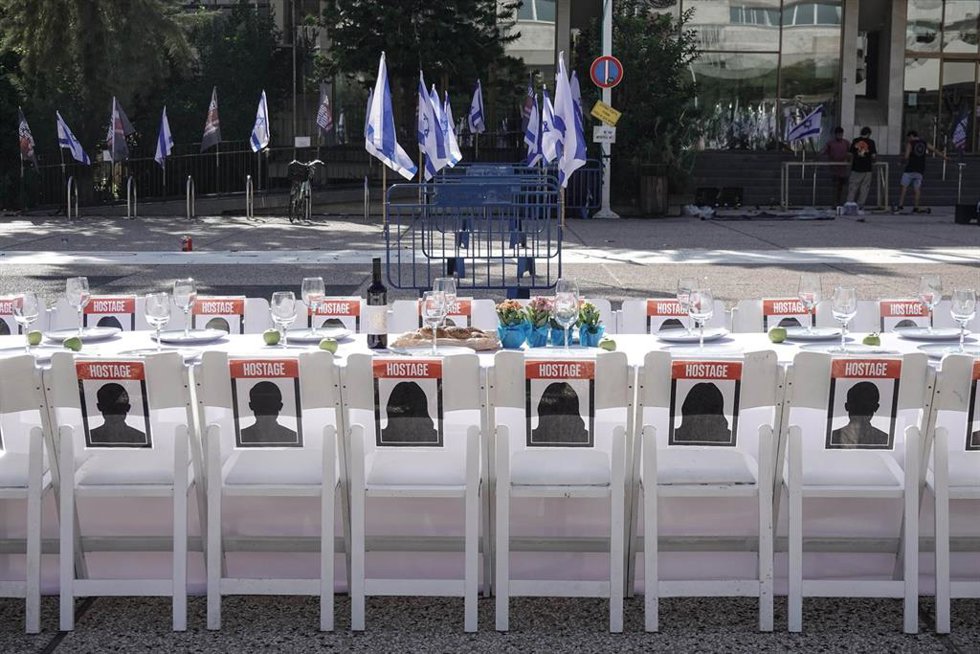 Archivo - Un homenaje en Tel Aviv a los rehenes retenidos por Hamás en la Franja de Gaza