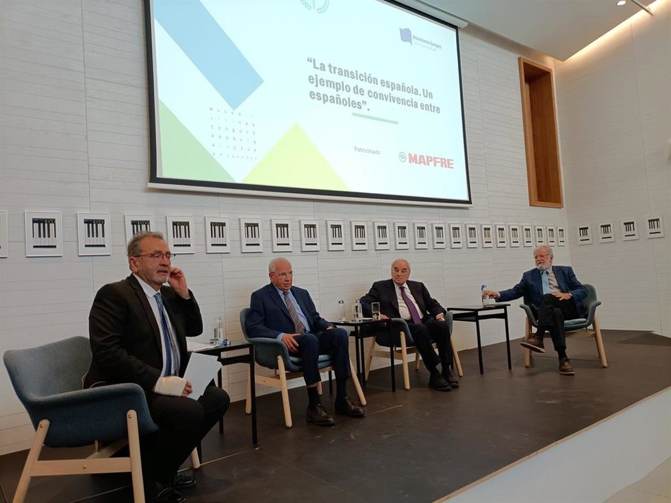 Alfonso Guerra, Rodolfo Martín Villa y Rodríguez Ibarra en un coloquio en Cáceres sobre la Transición