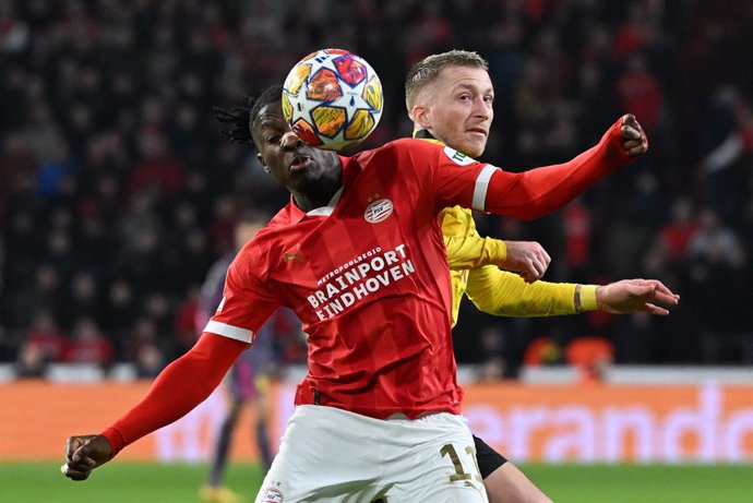 20 February 2024, Netherlands, Eindhoven: Dortmund's Marco Reus (R) and Eindhoven's Johan Bakayoko battle for the ball during the UEFA Champions League round of 16 first leg soccer match between PSV Eindhoven and Borussia Dortmund at Philips Stadion. Ph