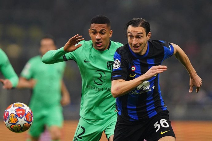 20 February 2024, Italy, Milan: Inter Milan's Matteo Darmian (R) and Atletico's Samuel Lino battle for the ball during the UEFA Champions League round of 16 first leg soccer match between Inter Milan and Atletico Madrid at San Siro Stadium. Photo: Spada/L