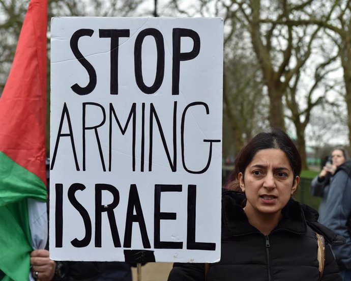 Una pancarta en protesta por la ofensiva israelí en la Franja de Gaza