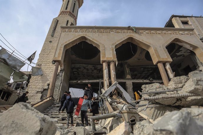 12 February 2024, Palestinian Territories, Rafah: Palestinians inspect the ruins of Al-Huda Mosque, which was destroyed following an Israeli bombing on the city of Rafah in the southern Gaza Strip, amid the ongoing battles between Israel and the Palestini