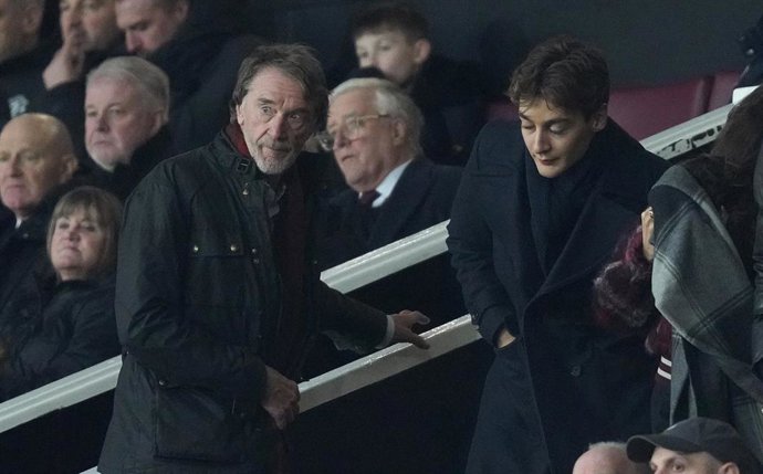 Archivo - El fundador de INEOS, Jim Ratcliffe, y el piloto de Fórmula 1 George Russell en Old Trafford