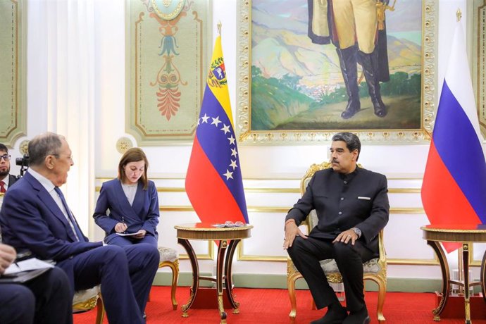 El presidente de Venezuela, Nicolás Maduro (derecha), y el ministro de Exteriores de Rusia, Serguéi Lavrov (izquierda)
