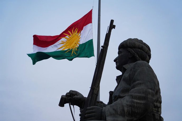 Archivo - December 17, 2021, Duhok, Iraq: The Kurdistan flag seen waving over a statue of Kurdish leader Mulla Mustafa Barzani, founder of the Kurdistan Democratic Party (KDP), during the festival..In 2009, the Kurdistan Region Parliament declared Decem