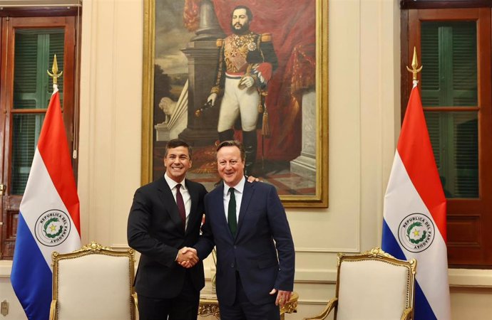 El presidente de Paraguay, Santiago Peña, y el ministro de Exteriores de Reino Unido, David Cameron
