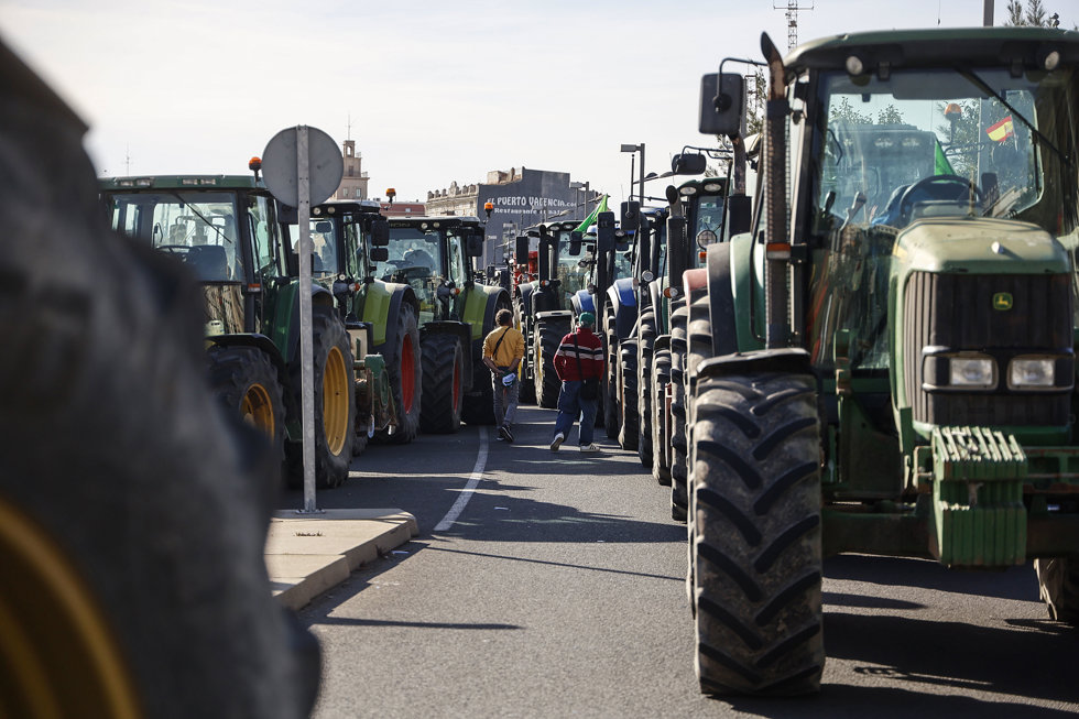 Tractores cortan el paso durante la decimoséptima jornada de protestas de los tractores en las carreteras españolas, a 22 de febrero de 2024, en Valncia, Comunidad Valenciana (España).