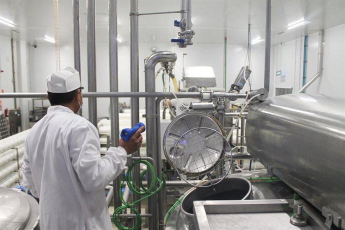 Archivo - Un operario trabaja en una fábrica.