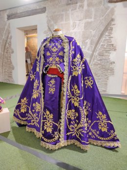 El Paso Blanco entrega un nuevo manto bordado a la Virgen de la Fuensanta