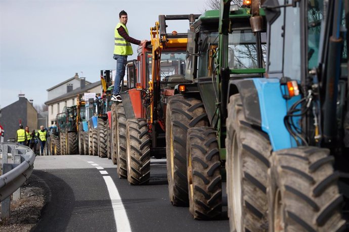 Varios tractores durante la décima quinta jornada de protestas de los tractores en las carreteras españolas.