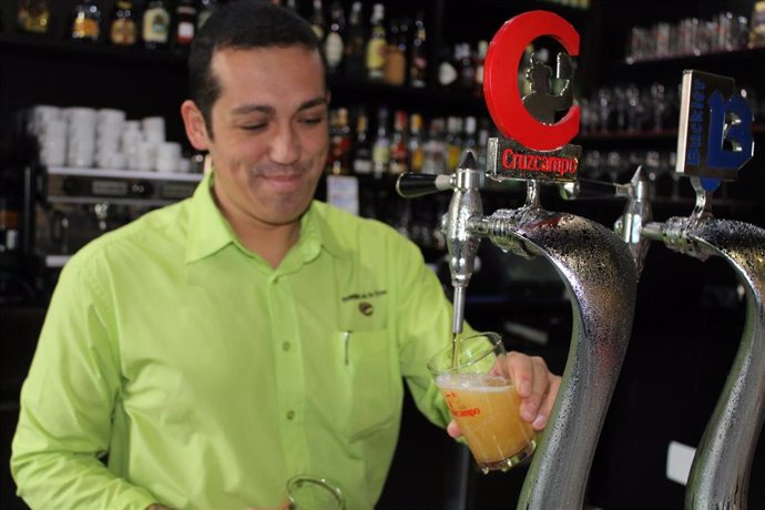 Archivo - BAR, CAMARERO, AUTÓNOMO, TRABAJADOR, PARO NEGOCIO, IPC, CERVEZA, PRECIOS