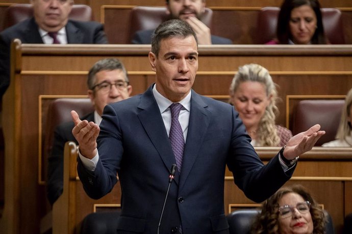 El presidente del Gobierno, Pedro Sánchez, interviene durante la sesión plenaria en el Congreso de los Diputados, a 21 de febrero de 2024, en Madrid (España). En la segunda Sesión de Control del 2024, el Gobierno se somete a las preguntas de la oposició