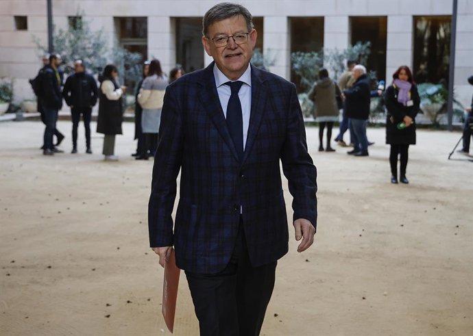 Archivo - Arxiu - El secretari general del PSPV-PSOE, Ximo Puig, a la seua arribada a comparéixer davant els mitjans de comunicació en el ficus de Les Corts, a 18 de desembre del 2023, a Valncia, Comunitat Valenciana (Espanya).
