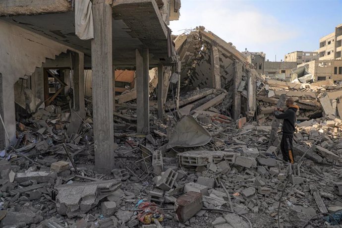 Archivo - Un palestino frente a varios edificios destruidos por bombardeos del Ejército de Israel contra la ciudad de Jan Yunis, en el sur de la Franja de Gaza (archivo)
