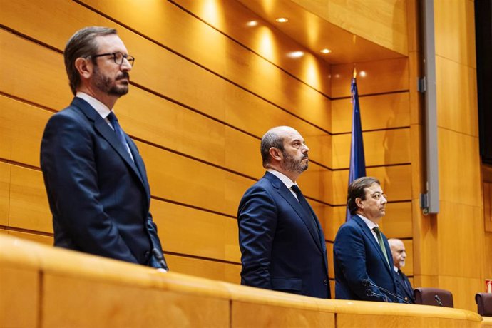 Archivo - (I-D) El portavoz del PP en el Senado, Javier Maroto; el presidente del Senado, Pedro Rollán, y el secretario de Política Autonómica del PSOE y vicepresidente segundo del Senado, Guillermo Fernández Vara, durante una sesión plenaria, en el Sen