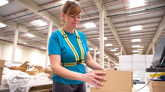 Trabajadora empaquetando un pedido