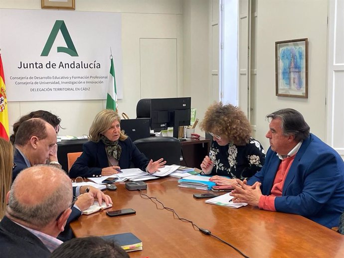 La delegada territorial de Desarrollo Educativo, Formación Profesional y Universidad en la provincia de Cádiz, Isabel Paredes, reunida con el teniente de alcalde del Ayuntamiento de San Fernando Javier Navarro, y la concejala de Educación, Pepa Pacheco.