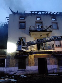 Un incendio calcina un restaurante sin actividad en Colindres