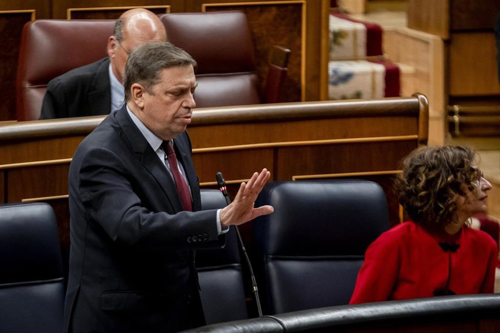 El ministro de Agricultura y Pesca, Luis Planas, interviene durante la sesión plenaria en el Congreso de los Diputados, a 21 de febrero de 2024, en Madrid (España). 