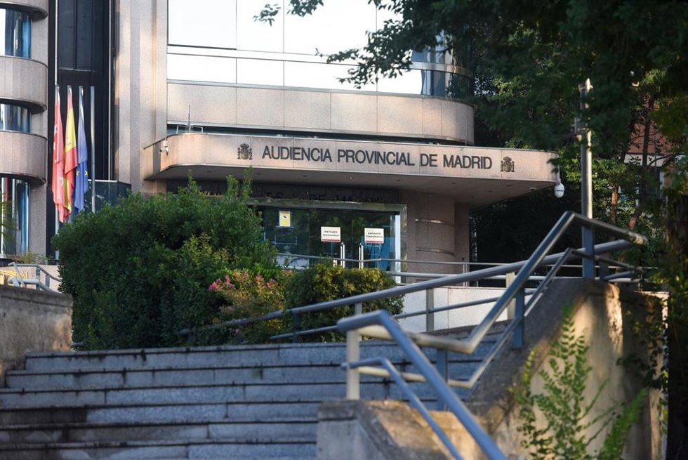 Archivo - Entrada de la Audiencia Provincial el día en que comienza el juicio a Julián O. P., conocido como el asesino del Grindr, a 11 de septiembre de 2023, en Madrid (España). Julián O. P., detenido en septiembre de 2021 por matar de 65 puñaladas a u