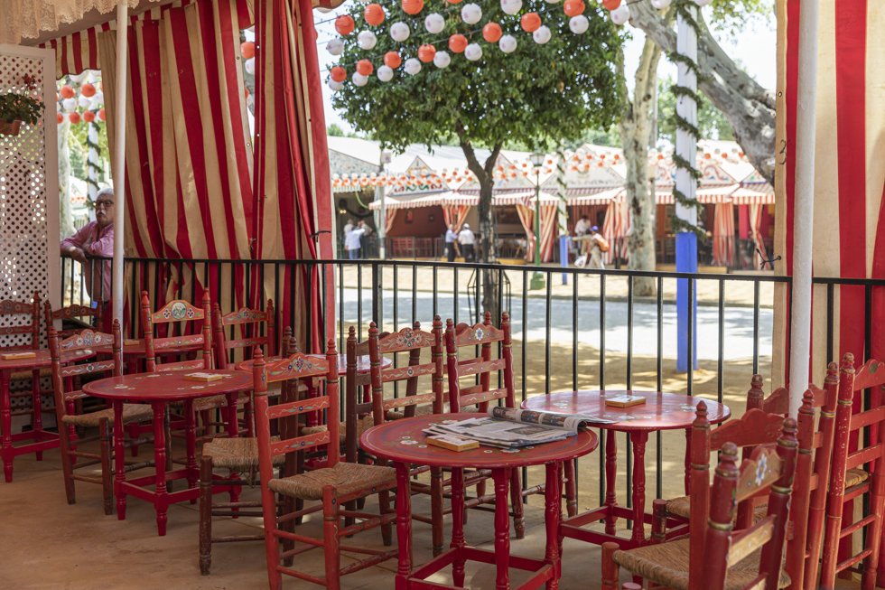 Casetas esperando a los feriantes en la feria. A 27 de abril de 2023, en Sevilla, (Andalucía, España). Ambiente en el real, el martes de Feria de Abril.
