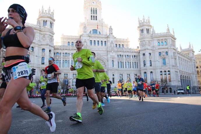 El vicepresidente para el Sur de Europa y director general de MetLife en Iberia, Oscar Herencia, corriendo en la 15K MetLife Madrid Activa de 2023.