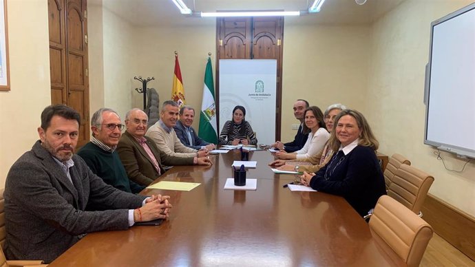 Miembros de ObjetivoAVE se reúnen con responsables de la Junta de Andalucía para abordar el proyecto del 'puerto seco' de Níjar (Almería).