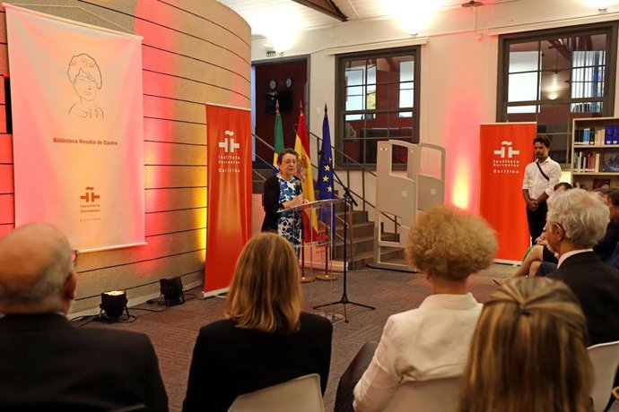 La presidenta del Consello de Cultura Galega, Rosario Álvarez, en el acto de nominación de la Biblioteca Rosalía de Castro en la sede del Instituto Cervantes en Curitiba (Brasil)