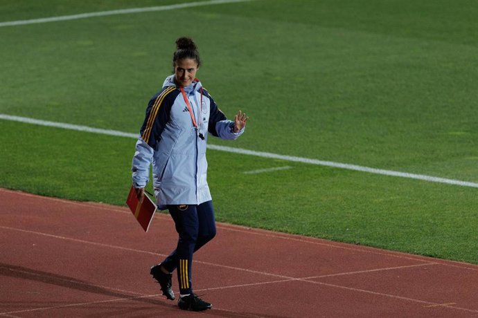 Archivo - Montse Tomé saluda a los aficionados antes de un entrenamiento de la selección femenina de fútbol