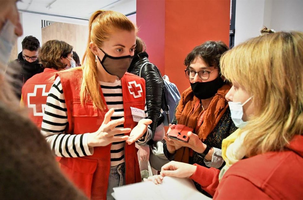 Personal de Cruz Roja atiende a personas ucranianas.