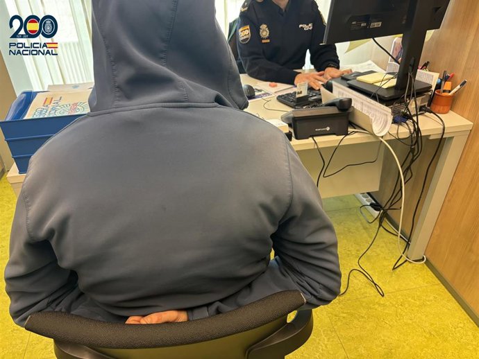 Detenido 'in fraganti' un hombre por grabar a una mujer mientras se probaba ropa en un vestidor de una tienda