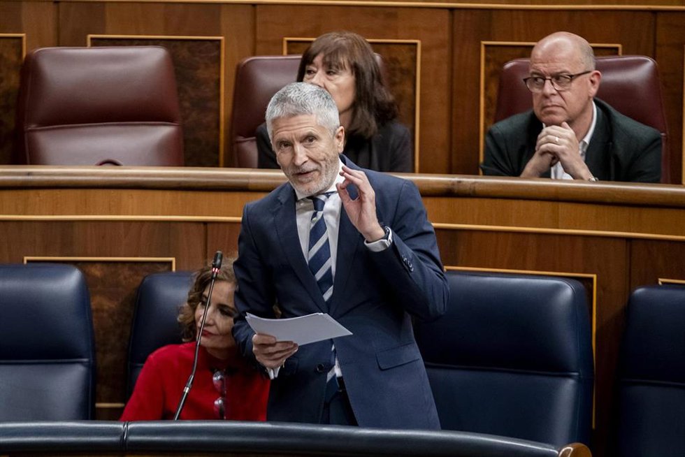 El ministro del Interior, Fernando Grande-Marlaska, interviene durante la sesión plenaria en el Congreso de los Diputados