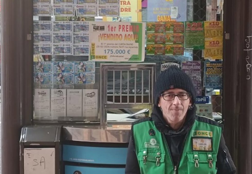 El agente vendedor Juan Carlos Martín Quijada en su puesto de venta situado en el quiosco de la Avenida Segovia número 93 de Valladolid.