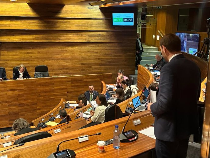 El portavoz de Foro, Adrián Pumares, pregunta al presidente del Principado, Adrián Barbón, en el Pleno.