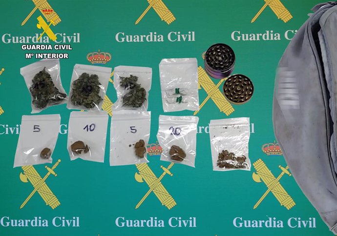 Detenida en Ampuero una mujer con 10 dosis de hachís, marihuana y cocaína marcadas con el precio de venta