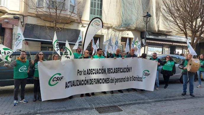 Concentración de CSIF frente a la Delegación de Gobierno para exigir una reclasificación profesional en la sanidad.