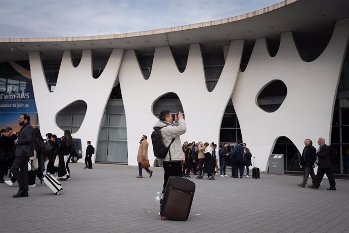 Archivo - Un visitante fotografía las inmediaciones por fuera de Fira de Barcelona del MWC 2023